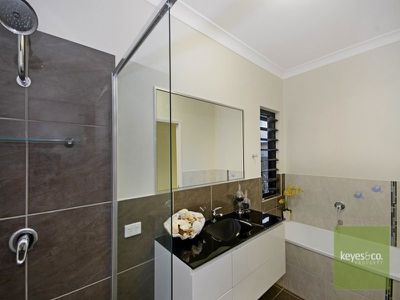 5 Santa Monica Place, Mount Louisa