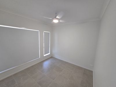 2/243 Settlers Boulevard, Chisholm