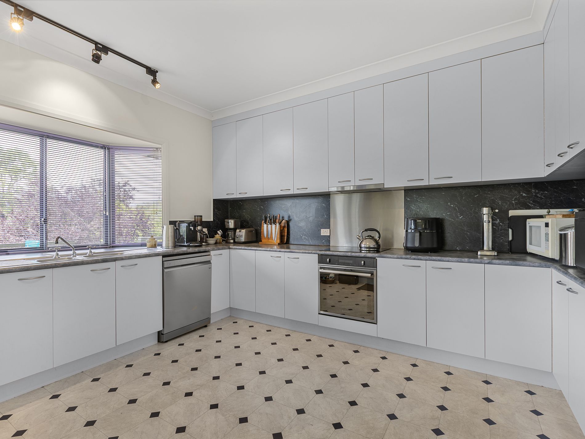 6 Charles Street, Tawonga