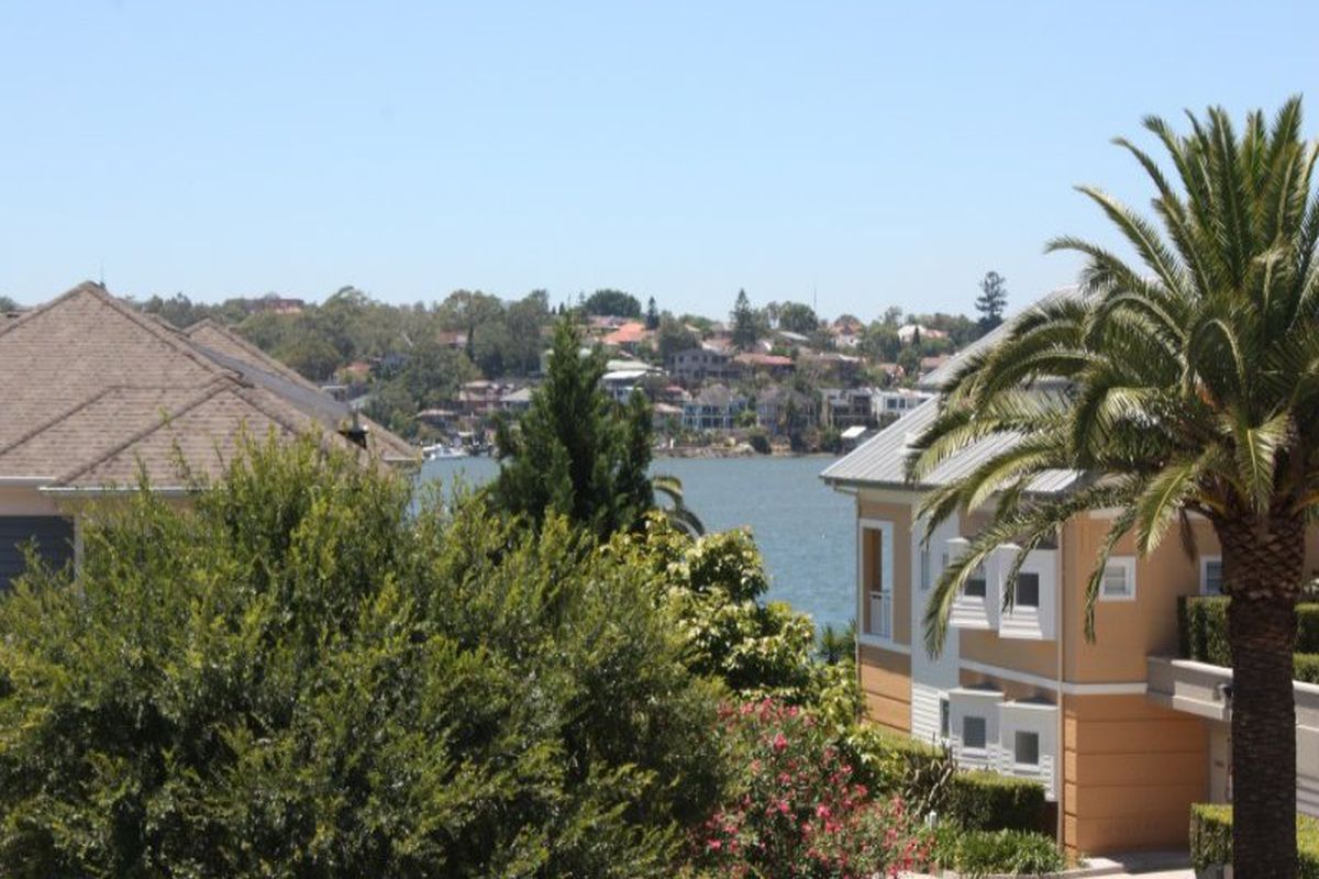 28 Peninsula Drive, Breakfast Point
