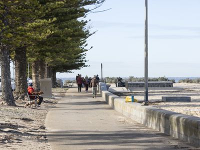 2/261 Esplanade, Altona