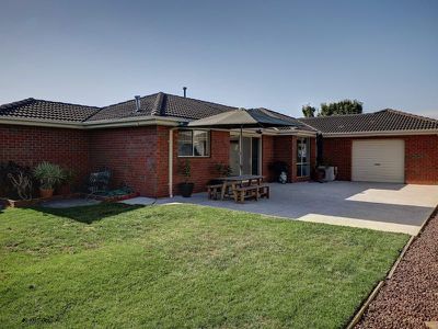 5 Chatham Close, Cranbourne East