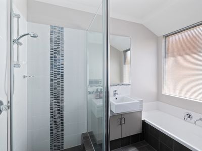 7 / 22 Whittaker Turn, Piara Waters