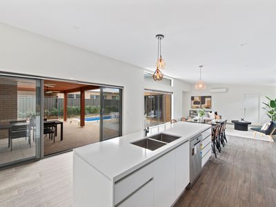 4 PIONEER PLACE, Thurgoona