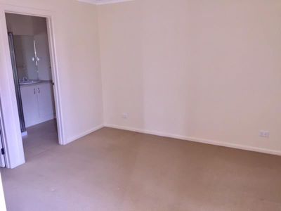 33 Almond Close, Werribee