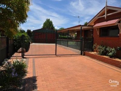 8 Lincoln Park Way, Dubbo