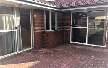 8 Grange Circuit, Beaconsfield