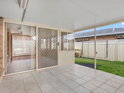 1 / 12 Christian Crescent, Forster