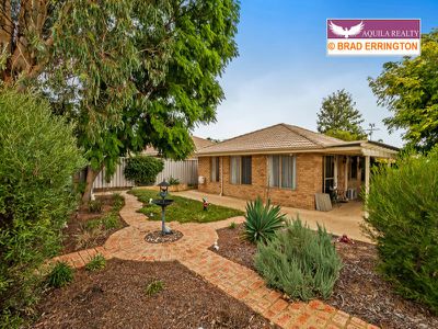 14 Robins Rise, Stratton