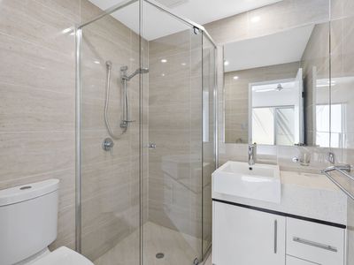 2 / 12 Kings Road, Taringa