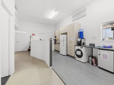 972 Logan Road, Holland Park West