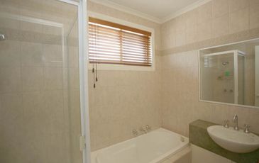 2 / 26 Cara Crescent, Berwick