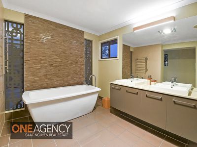 4 Conlan Court, Augustine Heights