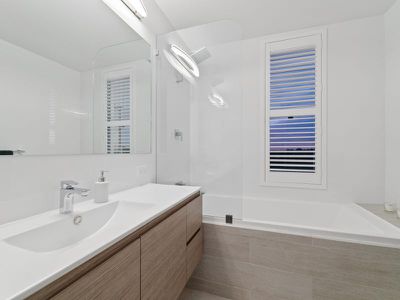 10W / 16 Kings Park Avenue, Crawley