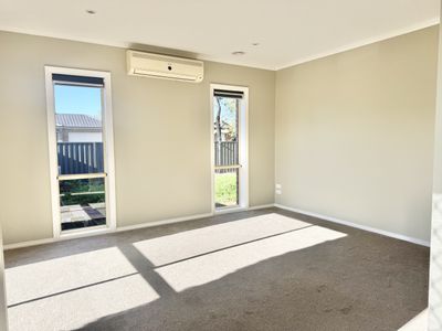 20 Bow Crescent, Manor Lakes