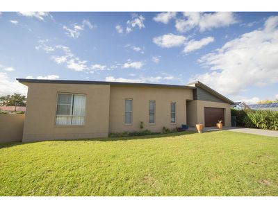 108 Maple Crescent, Narromine