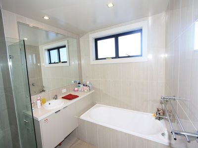 1 / 2 Bay Drive, Meadowbank