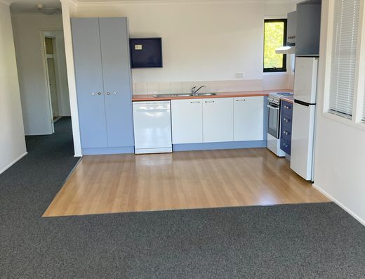 Noosa Lakes 1 Bedroom Upstairs Apartment image 2