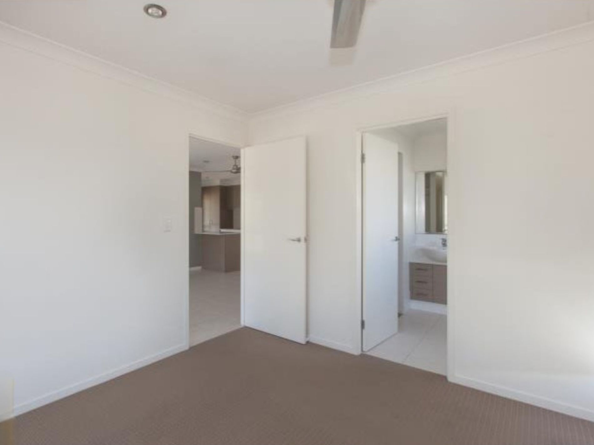 15 OPPERMAN DRIVE, Springfield Lakes