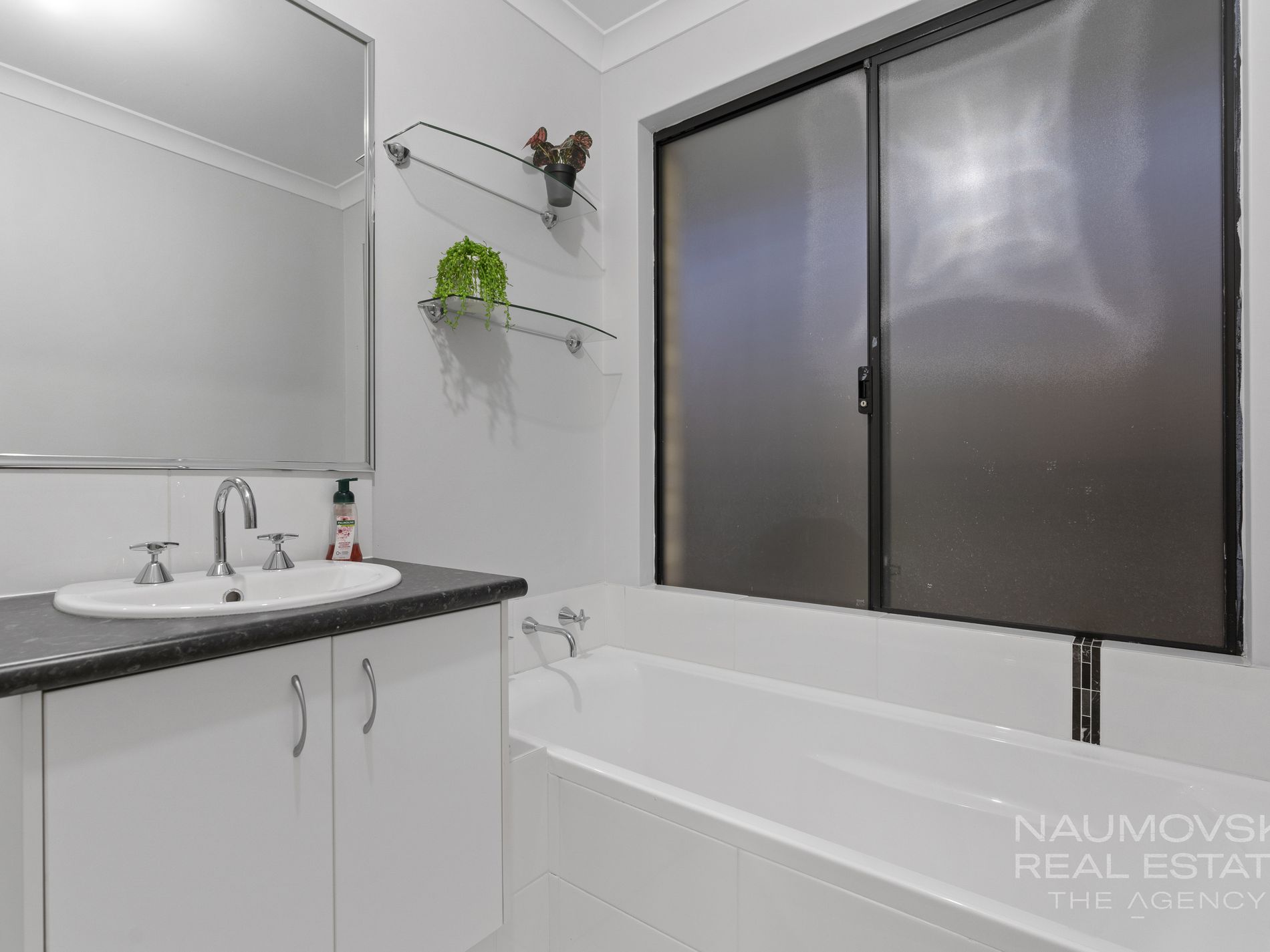 6 Ray Gardiner Vista, Tapping