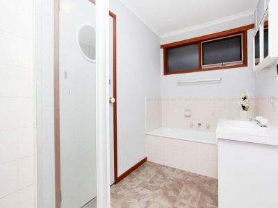 25 Lesley Drive, Hampton Park