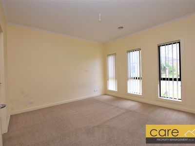 8 Karlson Way, Cranbourne North