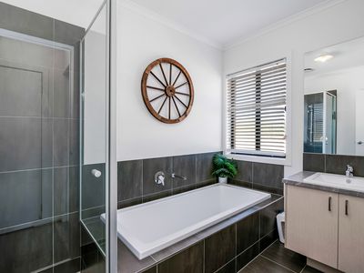 9 Hamilton Court, Heathcote