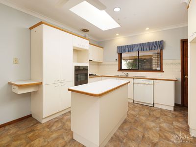 12 MAYFAIR DRIVE, Wodonga