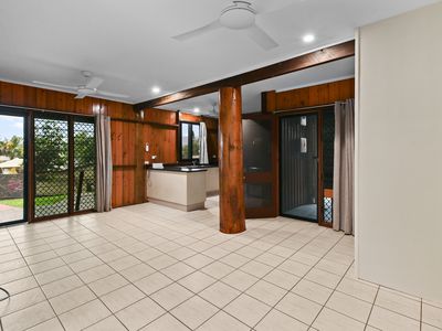 7 THORNTON COURT, White Rock