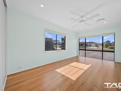61 Pine Creek Circuit, St Clair