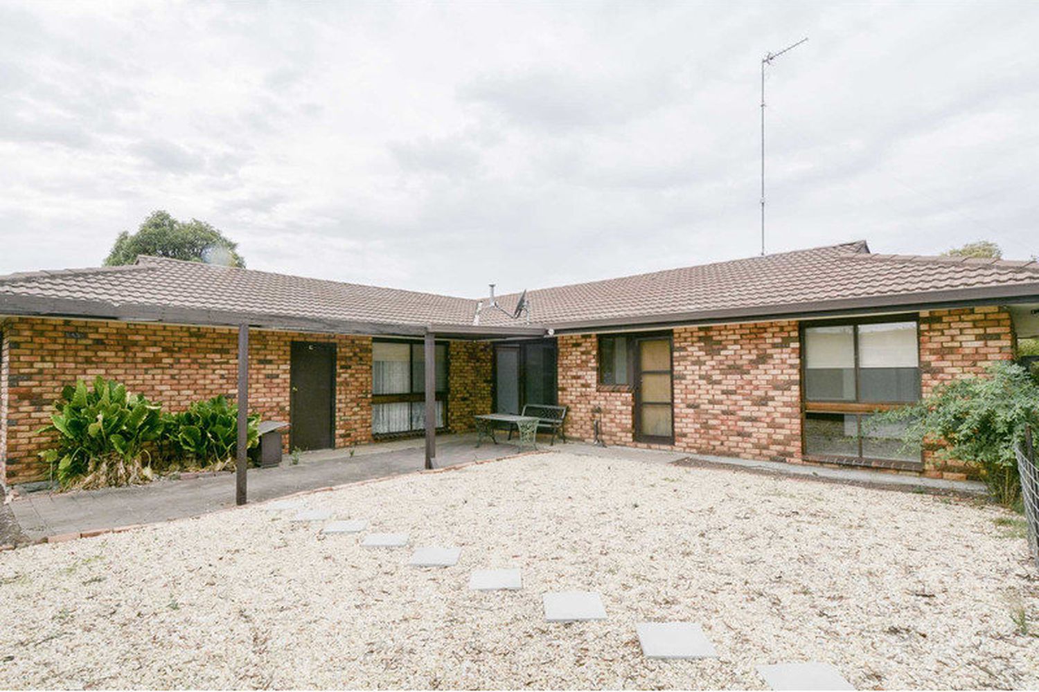 4 Oak Court, Horsham