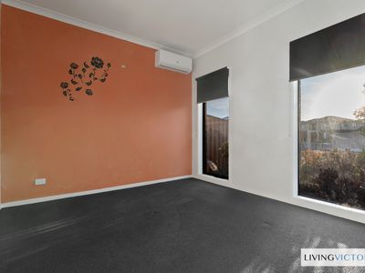 24 Vanguard Crescent, Point Cook
