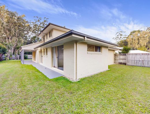 Spacious Family Living Opposite Tewantin Golf Course image 24