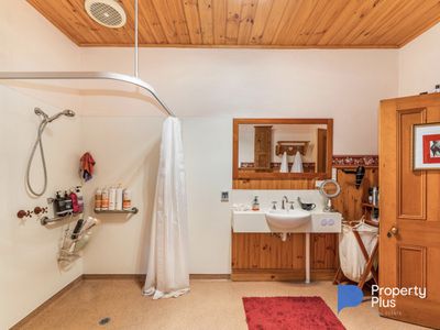 28 Calder Highway, Wedderburn