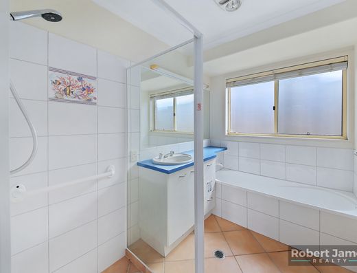 GENEROUS SIZE HOME - OPTIONS FOR DUAL LIVING image 17