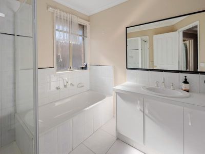 5 Chatham Close, Cranbourne East