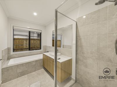 34 Guling , Clyde North