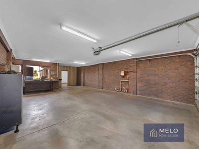 6 Landau Place, Avondale Heights