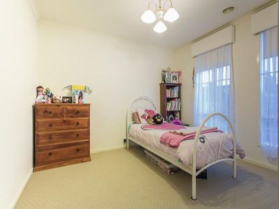 17 AVONDALE DRIVE, Wodonga