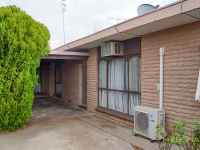 2 / 5 Schwarz Avenue, Horsham