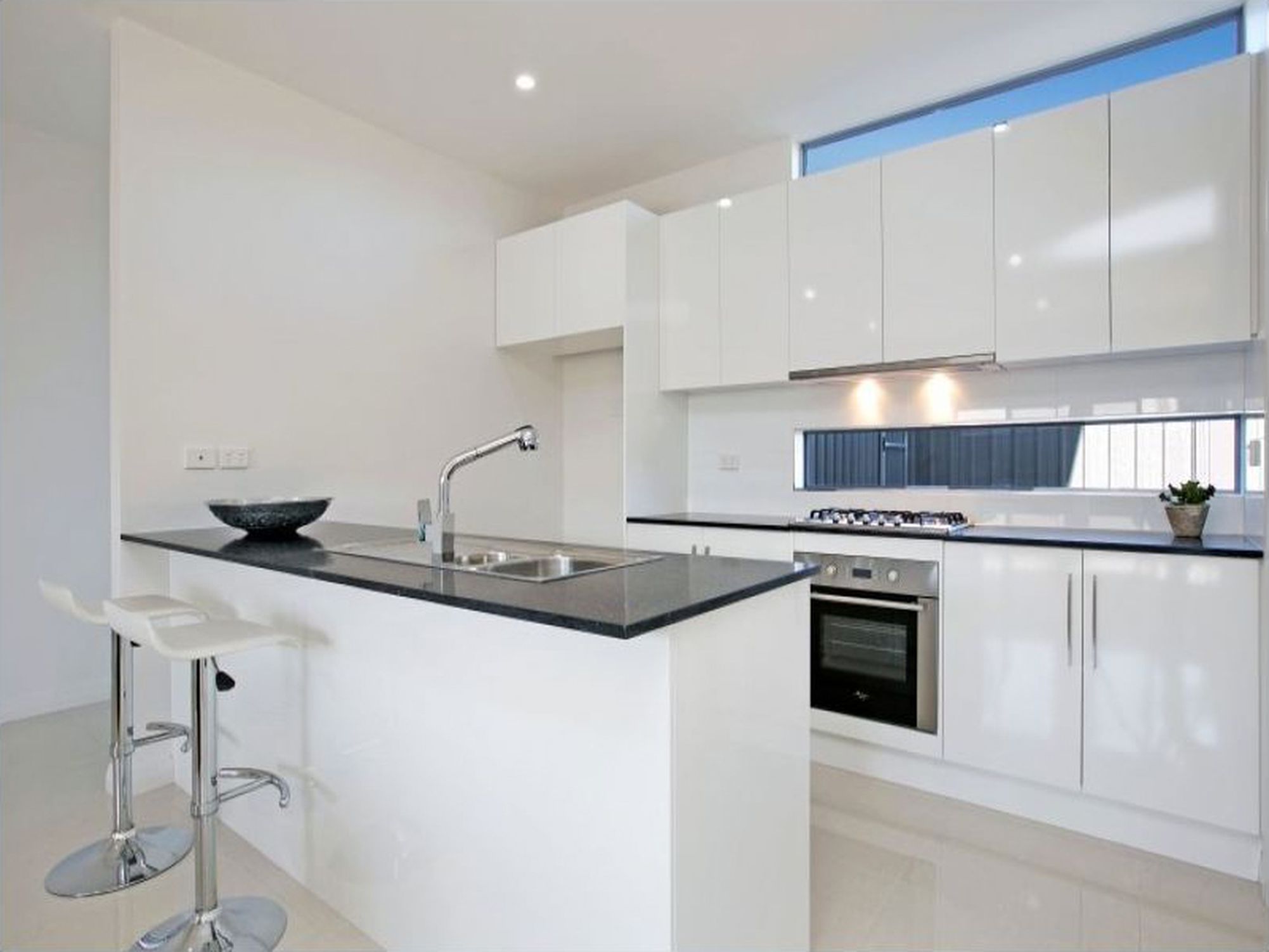 4 / 30 West Lakes Boulevard, Albert Park