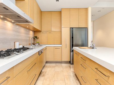 1 / 8 Mounts Bay Road, Crawley