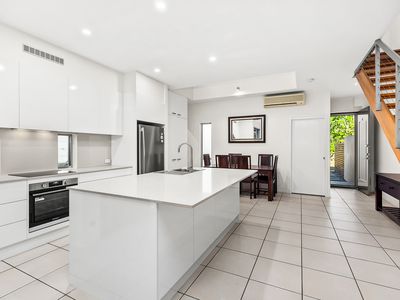 4 / 5 Sovereign Street, Indooroopilly