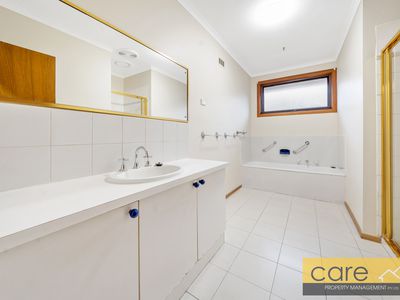 33 Monkhouse Drive, Endeavour Hills