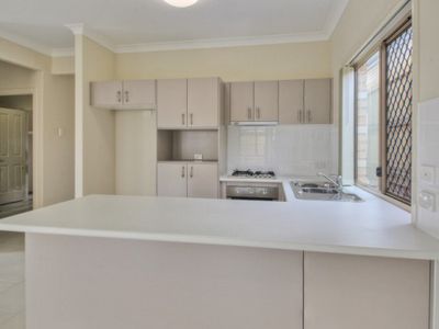 8 Honeypot Avenue, Springfield Lakes