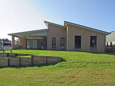 2 Fan Palm Court, Ulladulla