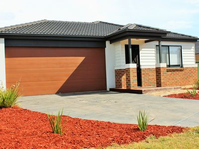 16 Caulfield Drive, Ascot