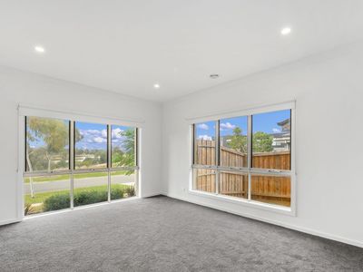 20 Lenigas Crescent, Manor Lakes