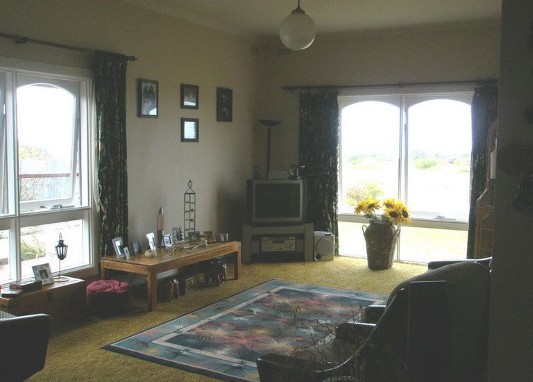 21 Beach Rd, Dutton Way