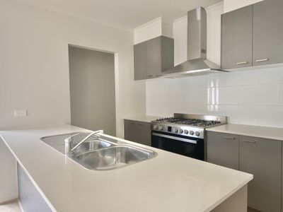 35 Honeycomb Avenue, Manor Lakes